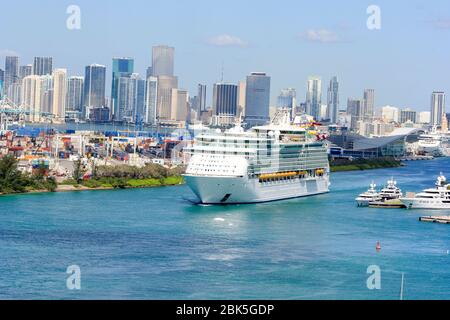 Seefahrer der Meere praktisch leer wie ein Geisterschiff verlässt Hafen von Miami, 28. April 2020 - mit Stadt und Hafen von Miami im Hintergrund Stockfoto