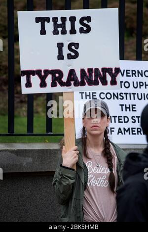 Boston, MA, USA, 01. Mai 2020. Weniger als 50 pro US-Präsident Trump Demonstranten nahmen an einer Kundgebung Teil, um Massachusetts vor dem Massachusetts State House im Zentrum von Boston wieder zu eröffnen, am selben Tag, an dem Massachusetts Gouverneur Charlie Baker das Tragen einer Gesichtsbedeckung oder Maske in der Öffentlichkeit obligatorisch machte. Baker auch verlängert seine Staaten bleiben-at-Home-Bestellung bis zum 18. Mai. Stockfoto