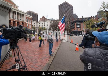 Boston, MA, USA, 01. Mai 2020. Weniger als 50 pro US-Präsident Trump Demonstranten nahmen an einer Kundgebung Teil, um Massachusetts vor dem Massachusetts State House im Zentrum von Boston wieder zu eröffnen, am selben Tag, an dem Massachusetts Gouverneur Charlie Baker das Tragen einer Gesichtsbedeckung oder Maske in der Öffentlichkeit obligatorisch machte. Baker auch verlängert seine Staaten bleiben-at-Home-Bestellung bis zum 18. Mai. Während die meisten Demonstranten keine Gesichtsbedeckungen tragen, taten die Medien, die über das Ereignis berichteten. Stockfoto