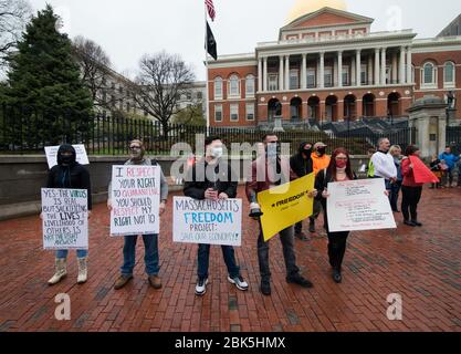 Boston, MA, USA, 01. Mai 2020. Weniger als 50 pro US-Präsident Trump Demonstranten nahmen an einer Kundgebung Teil, um Massachusetts vor dem Massachusetts State House im Zentrum von Boston wieder zu eröffnen, am selben Tag, an dem Massachusetts Gouverneur Charlie Baker das Tragen einer Gesichtsbedeckung oder Maske in der Öffentlichkeit obligatorisch machte. Baker auch verlängert seine Staaten bleiben-at-Home-Bestellung bis zum 18. Mai. Stockfoto