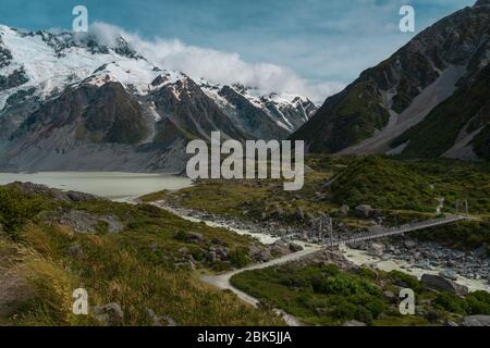 Mueller Lake, Mt Cook National Park, Neuseeland - 9. Januar 2020 : Mueller Lake mit der Fußgängerbrücke über den Hooker River Stockfoto