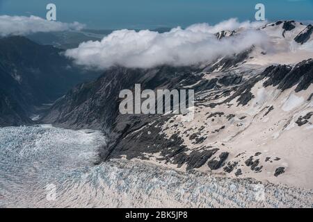 Fox Glacier, Neuseeland - 14. Januar 2020 : Blick von einem Hubschrauberflug auf den Gletscher und das Meer in der Ferne Stockfoto