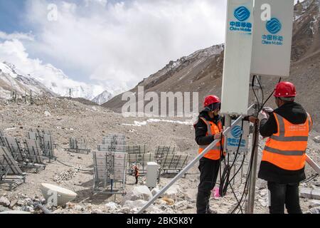 (200502) -- PEKING, 2. Mai 2020 (Xinhua) -- Mitarbeiter von China Mobile testen am 15. April 2020 die Signale der 5G-Basisstation, die in 5,300 Metern Höhe in der Nähe des Basislagers Mount Qomolangma im Südwesten Chinas gebaut wurde. Die höchstgelegene 5G-Basisstation der Welt nahm am Donnerstag ihren Betrieb auf und bedeckte den Gipfel des Mount Qomolangma. Erbaut in einer Höhe von 6,500 Metern, befindet sich die Station am fortgeschrittenen Basislager des Mount Qomolangma, der höchste Gipfel der Welt, nach Telekom-Riese China Mobile. Der Bahnhof, zusammen mit zwei weiteren Stockfoto