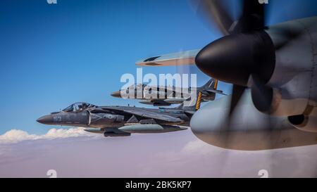 U.S. Marine Corps AV/8B Harrier, die der 26. Marine Expeditionary Unit zugewiesen sind, bereiten sich darauf vor, einen Luftanfüller von einem KC-130J Super Hercules zu leiten, der dem Marine Aerial Refueler Transport Squadron 352 (VMGR-352), Special Purpose Marine Air-Ground Task Force – Crisis Response – Central Command (SPMAKTF-CR-CC) 19.2, zugewiesen ist. Im Verantwortungsbereich des US Central Command, 28. April 2020. Die SPMAGTF-CR-CC ist eine Krisenreaktionstruppe, die bereit ist, eine Vielzahl von Fähigkeiten in der Region einzusetzen. (USA Marine Corps Foto von Sgt. Branden J. Bourque) Stockfoto