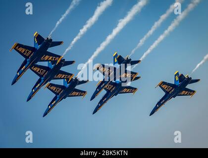 Die United States Navy Flight Demonstration Squadron "Blue Angels" fliegen über New York, 28. April 2020. Die Überführung war Teil von Amerika stark; ein gemeinsamer Gruß von der Air Force und Navy, um Gesundheitsarbeiter, Ersthelfer, Militär und andere wichtige Mitarbeiter zu würdigen, während sie in Solidarität mit allen Amerikanern während der COVID-19 Pandemie standen. (USA Air Force Foto/Stab Sgt. Cory W. Bush) Stockfoto