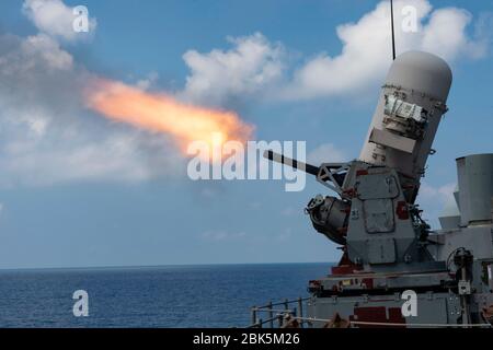 200427-N-PI330-0157 ARABIAN SEA (APRIL 27, 2020) WÄHREND einer Übung mit lebendem Feuer am 27. April 2020 WIRD EIN Nahwaffensystem an Bord des geführten Raketenkreuzers USS Vella Gulf (CG 72) abgefeuert. Vella Gulf wird in das 5. Zuständigkeitsgebiet der US-Flotte eingesetzt, um die Seestandung zu unterstützen, um die Stabilität und Sicherheit der Meere in der Zentralregion zu gewährleisten, indem es das Mittelmeer und den Pazifik über den westlichen Indischen Ozean und die drei strategischen Choke-Punkte verbindet. (USA Navy Foto von Mass Communication Specialist 3. Klasse Andrew Waters/veröffentlicht) Stockfoto