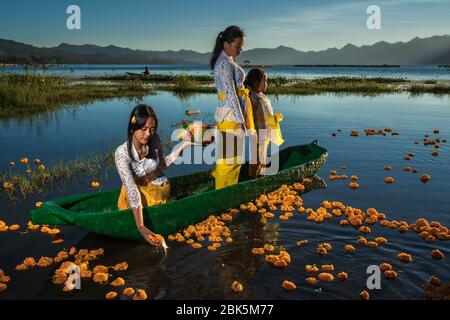 Lake Batur, Kintamani, Bangli, Bali, Indonesien - 28. Juni 2019 : Angebote junger balinesischer Mädchen am frühen Morgen Stockfoto