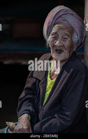 Ubud, Gianyar, Bali, Indonesien - 28. Juni 2019 : Alte balinesin in einem kleinen Dorf in der Nähe von Ubud. Stockfoto