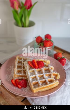 Hausgemachte süße belgische Waffeln mit Erdbeeren Stockfoto