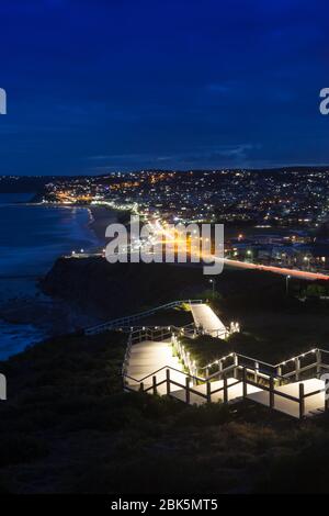 Der ANZAC Moemoral Walk entlang der Klippe von Newcastle ist ein beliebter Spaziergang in der Stadt Newcastle Australien. Barstrand und Merewether Strand sind zu sehen Stockfoto