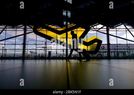 Köln, Deutschland. April 2020. Eindruck vom verlassenen Flughafen Köln Bonn, wo es während der Koronakrise zu extremen Flugausfällen kommt. Köln, 30. April 2020 Quelle: dpa/Alamy Live News Stockfoto