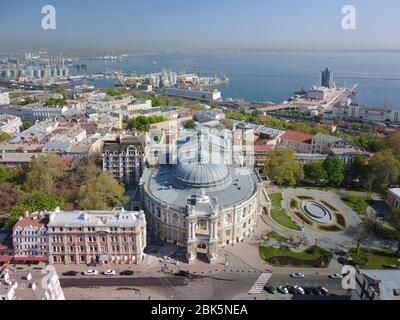 Luftaufnahme, Stadtblick mit Odessa Opernhaus und Hafengebiet, Odessa National Academic Theatre of Opera and Ballet, Odessa, Ukraine Stockfoto