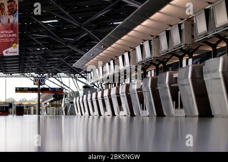 Köln, Deutschland. April 2020. Eindruck vom verlassenen Flughafen Köln Bonn, wo es während der Koronakrise Flugausfälle gibt. Köln, 30. April 2020 Quelle: dpa/Alamy Live News Stockfoto