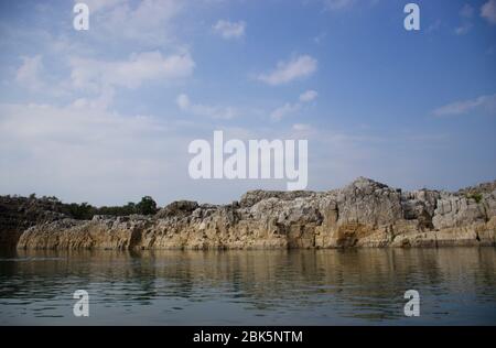 Narmada Fluss zwischen Marble Rocks (Bhedaghat), Jabalpur, Madhya Pradesh/Indien Stockfoto