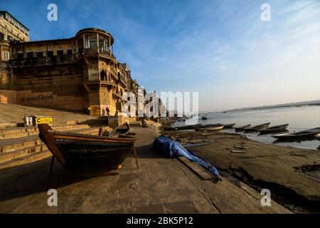 Helle Morgenszene in Varanasi Ghat, Uttar Pradesh, Indien. Stockfoto