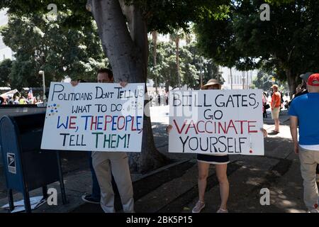 Los Angeles, CA/USA - 1. Mai 2020: Demonstranten gegen die COVID-19-Quarantäne halten in der Nähe DES RATHAUSES VON LA Schilder Stockfoto