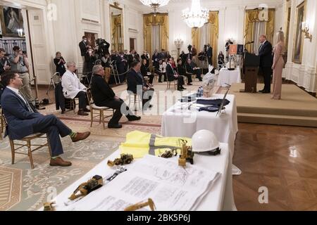 Washington, Vereinigte Staaten Von Amerika. April 2020. Präsident Donald J. Trump, zusammen mit Beraterin von Präsident Ivanka Trump, hält Bemerkungen bei einer Veranstaltung über das Gehaltsscheck-Schutzprogramm und seine Unterstützung von Kleinunternehmen während der Coronavirus-Pandemie Dienstag, 28. April 2020, im Ostraum des Weißen Hauses: Präsident Donald Trump, Ivanka Trump Credit: Storms Media Group/Alamy Live News Stockfoto