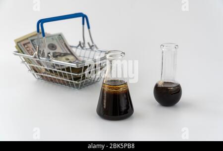 Rückgang der Ölpreise. Öl und Geld. Terminkontrakt für den Kauf oder Verkauf von Öl. Krise, fallende Preisnotierungen. Stockfoto