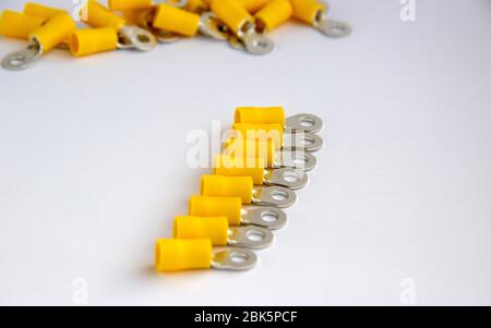 Elektrische Crimp-Anschlussklemme. Metallklemmen isoliert auf weißem Hintergrund. Spitzen für Kabel und Drähte. Stockfoto