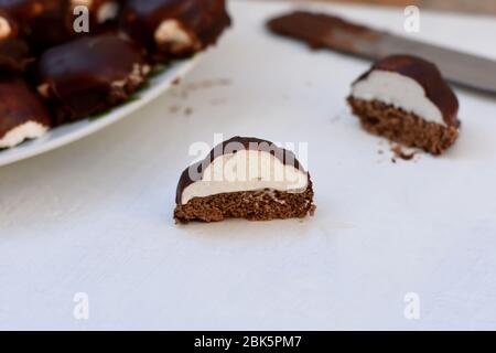 Köstliche hausgemachte Schokoladenkekse/ Munchmallow Schokolade Runde Cookie auf weißem Holzhintergrund Stockfoto