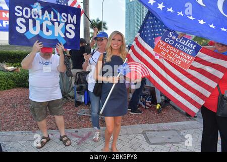 MIAMI, FLORIDA - JUNI 26: (EXKLUSIVE BERICHTERSTATTUNG) Präsident Trumps neu ernannte White House Press Secretary Kayleigh McEnany schließt sich Demonstranten außerhalb vor der ersten 2020 demokratischen Präsidentschaftsdebatte einschließlich New Yorker Polizisten, die protestieren New York Bürgermeister Bill de Blasio. Ein Feld von 20 demokratischen Präsidentschaftskandidaten wurde in zwei Gruppen von 10 für die erste Debatte der Wahl 2020 aufgeteilt, die über zwei Nächte in der Knight Concert Hall des Adrienne Arsht Center for the Performing Arts of Miami-Dade County am 26. Juni 2019 in Miami, Florida Leute: Kayleigh McEn Stockfoto