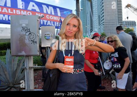 MIAMI, FLORIDA - JUNI 26: (EXKLUSIVE BERICHTERSTATTUNG) Präsident Trumps neu ernannte White House Press Secretary Kayleigh McEnany schließt sich Demonstranten außerhalb vor der ersten 2020 demokratischen Präsidentschaftsdebatte einschließlich New Yorker Polizisten, die protestieren New York Bürgermeister Bill de Blasio. Ein Feld von 20 demokratischen Präsidentschaftskandidaten wurde in zwei Gruppen von 10 für die erste Debatte der Wahl 2020 aufgeteilt, die über zwei Nächte in der Knight Concert Hall des Adrienne Arsht Center for the Performing Arts of Miami-Dade County am 26. Juni 2019 in Miami, Florida Leute: Kayleigh McEn Stockfoto