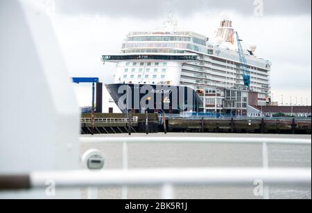 Cuxhaven, Deutschland. Mai 2020. Das Kreuzfahrtschiff "Mein Schiff 3" der Reederei TUI Cruises liegt an einem Kai im Hafen. Eine Person an Bord des Schiffes hat positiv auf das Corona-Virus getestet. Das Schiff wurde unter Quarantäne gestellt, der Bezirk Cuxhaven und die Reederei gaben am Freitagabend bekannt. Kredit: Hauke-Christian Dittrich/dpa/Alamy Live News Stockfoto