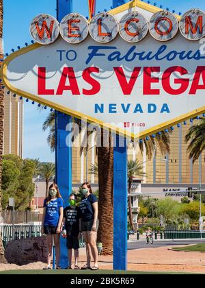 Las Vegas, APR 29, 2020 - Familienmaske, die unter dem Zeichen Willkommen bei fabelhaften Las Vegas fotografiert Stockfoto