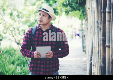 Schöner Mann mit Laptop in der Reise Natur Stockfoto