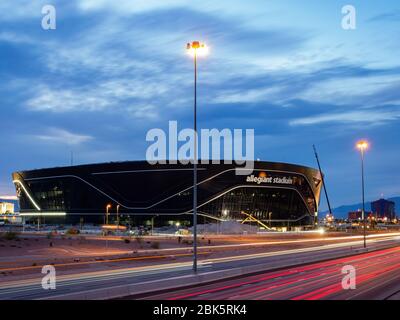 Las Vegas, APR 29, 2020 - Blick in die Dämmerung des fast fertig gestellten Allegiant Stadions Stockfoto