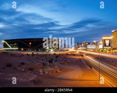 Las Vegas, APR 29, 2020 - Blick in die Dämmerung des fast fertig gestellten Allegiant Stadions Stockfoto