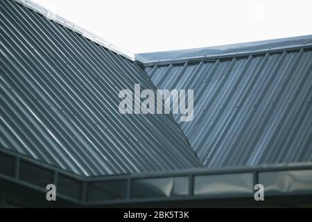 Dach in einer neu errichteten Unterteilung mit mehreren Dachlinien Stockfoto