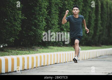 Sportler, die auf einer Allwetter-Laufstrecke stehen Stockfoto