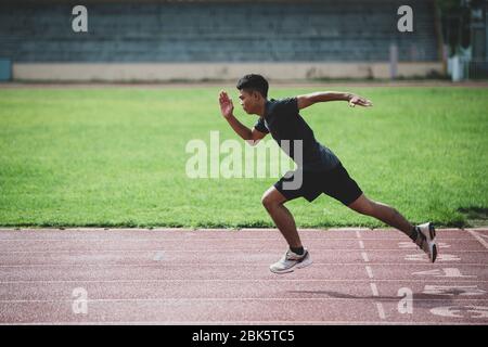 Sportler, die auf einer Allwetter-Laufstrecke stehen Stockfoto