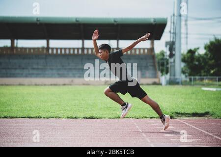 Sportler, die auf einer Allwetter-Laufstrecke stehen Stockfoto