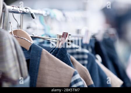 Modische Kleidung in einer Boutique speichern Stockfoto