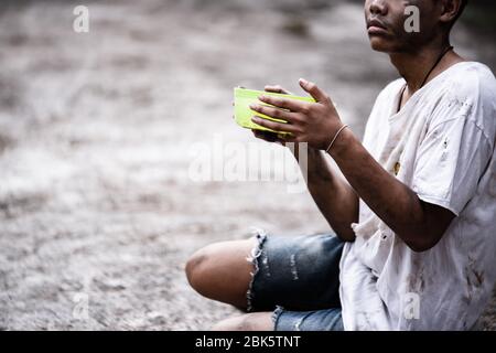Obdachloser Mann für Hilfe Konzept für Armut oder Hunger Menschen, Menschenrechte, Hintergrundtext. Stockfoto