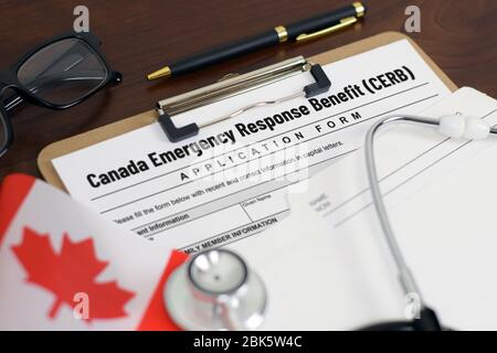 Illustratives Konzeptbild für die Pandemie Covid-19 (Coronavirus). Antragsformular für finanzielle Hilfe mit kanadischer Flagge und Stethoskop. Stockfoto