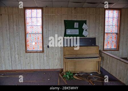 Klavier in der verlassenen Kirche in Arkansas USA Stockfoto