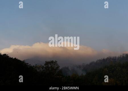 1. Mai 2020, Gosung, GANGWON, SÜDKOREA: 1. Mai 2020-Gosung, Südkorea-A Blick auf brennenden Wald bei DMZ in Goseong, etwa 160 Kilometer nordöstlich von Seoul, am 1. Mai 2020. Ein Tag zuvor brach das Feuer aus. Am späten Freitag brach ein Feuer in der Nähe eines Berges in Goseong, Provinz Gangwon, aus, das mindestens Dutzende Menschen zur Evakuierung zwang und die lokalen Behörden dazu zwang, Hilfe aus den umliegenden Städten zu holen. Quelle: ZUMA Press, Inc./Alamy Live News Stockfoto