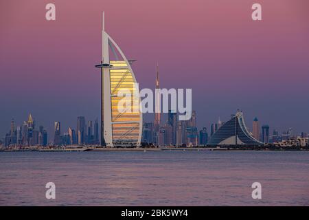 Skyline von Dubai mit Burj Al Arab und Burj Khalifa in der Dämmerung, Vereinigte Arabische Emirate Stockfoto