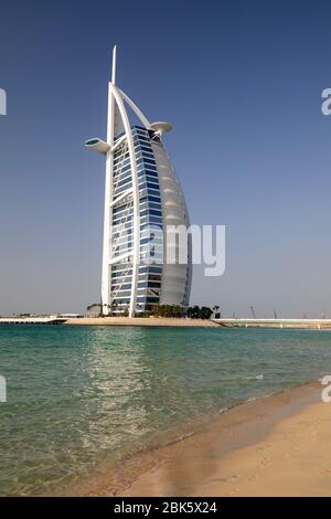 Burg Al Arab Jumeirah vom Sunset Beach in Dubai, Vereinigte Arabische Emirate Stockfoto