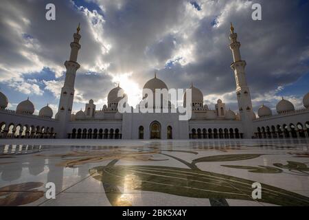 Sonnenuntergang an der Scheich Zayed Grand Moschee in Abu Dhabi, Vereinigte Arabische Emirate Stockfoto