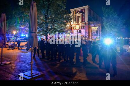 Hamburg, Deutschland. Mai 2020. Polizeieinheiten sichern das Gebiet vor der Roten Flora. Quelle: Axel Heimken/dpa/Alamy Live News Stockfoto