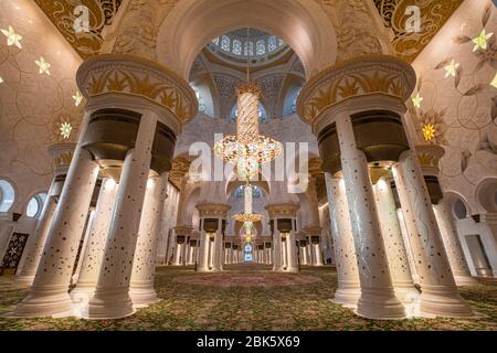 Hauptgebetssaal der Scheich Zayed Großen Moschee in Abu Dhabi, Vereinigte Arabische Emirate Stockfoto