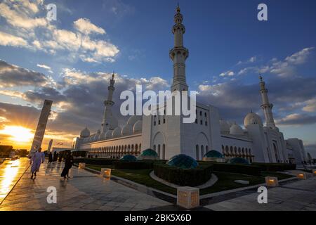 Sonnenuntergang an der Scheich Zayed Grand Moschee in Abu Dhabi, Vereinigte Arabische Emirate Stockfoto