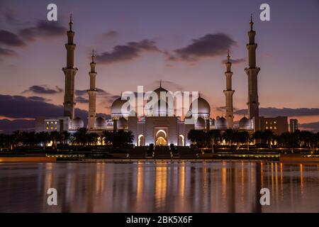 Scheich Zayed große Moschee in der Dämmerung in Abu Dhabi, Vereinigte Arabische Emirate Stockfoto