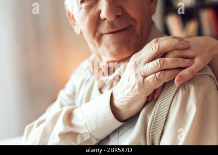 Vater und Tochter zu Hause Bibliothek Mann hält Frau Hand lächelnd zärtlich Nahaufnahme Stockfoto