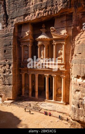 Cliffside Ansicht der Al Khazneh Schatzkammer in der Stadt Petra, Jordanien Stockfoto