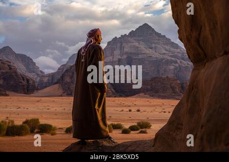 Beduinen mit Blick auf die Wadi Rum Wüstenlandschaft, Jordanien Stockfoto